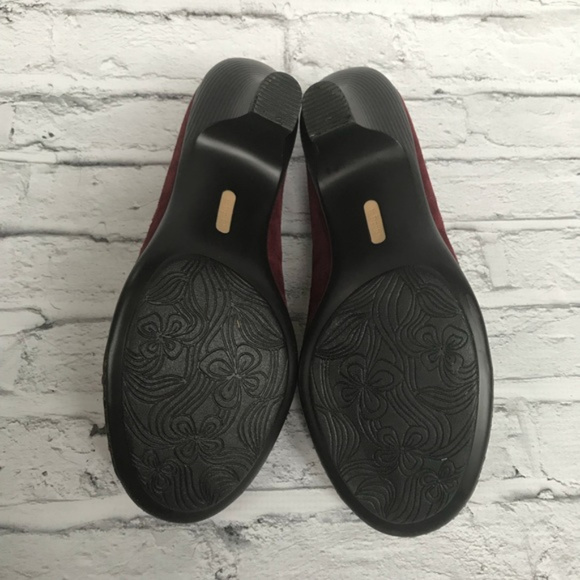 Softspots Suede Round Toe Heels size 7.5W - Picture 6 of 7